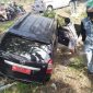 Sejumlah warga tengah membantu mengevakuasi mobil plat merah (dinas) yang masuk ke area persawahan.