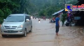Terlihat ruas jalan Kabupaten Aceh Selatan tampak tergenang banjir usai diguyur hujan lebat. 