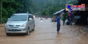 Hujan Deras Genangi Ruas Jalan Raya Lintasan Aceh Selatan