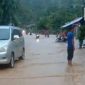 Terlihat ruas jalan Kabupaten Aceh Selatan tampak tergenang banjir usai diguyur hujan lebat. 