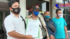 Ketua LSM KPK-RI DPD Sampang didampingi Sekretaris dan anggotanya saat menunjukkan tanda terima penyerahan tambahan bukti pemotongan Bansos PKH, didepan kantor Kejaksaan Negeri Sampang.