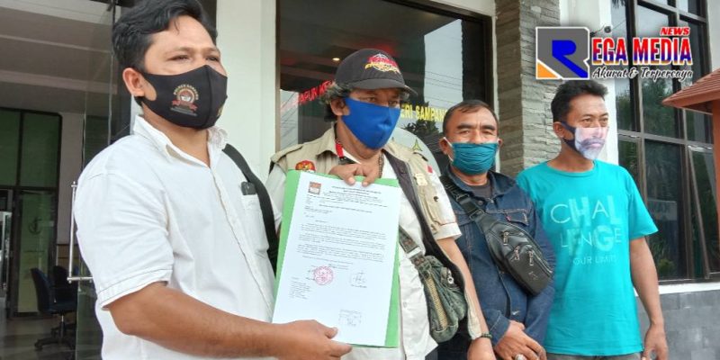 Ketua LSM KPK-RI DPD Sampang didampingi Sekretaris dan anggotanya saat menunjukkan tanda terima penyerahan tambahan bukti pemotongan Bansos PKH, didepan kantor Kejaksaan Negeri Sampang.