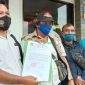 Ketua LSM KPK-RI DPD Sampang didampingi Sekretaris dan anggotanya saat menunjukkan tanda terima penyerahan tambahan bukti pemotongan Bansos PKH, didepan kantor Kejaksaan Negeri Sampang.