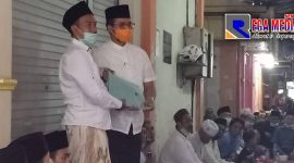 Pose bersama Bupati Bangkalan (R. Abd. Latif Amin Imron) dengan Ketua Paguyuban Pasar Ki Lemah Duwur Bangkalan (Lukman Hakim).
