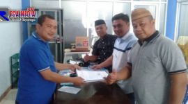 Ketua Steering Committe (Nanang Latif) saat menerima berkas calon Formatur DPD Sampang.