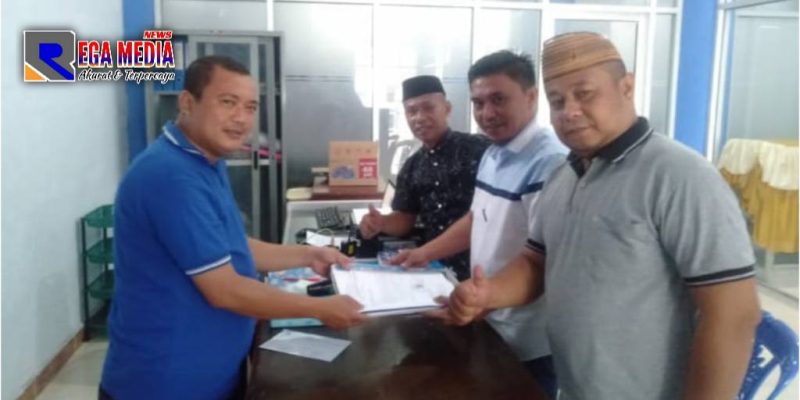 Ketua Steering Committe (Nanang Latif) saat menerima berkas calon Formatur DPD Sampang.