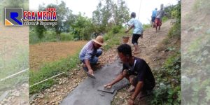 Pernah Akibatkan Kecelakaan, Warga Bangkes Pamekasan Perbaiki Jalan Rusak Secara Swadaya