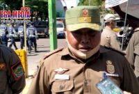Kepala Satpol PP Kabupaten Pamekasan (Kusairi) saat diwawancara awak media.