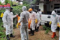 Tampak sejumlah petugas menggunakan pakaian APD covid-19 saat mengevakuasi jasad pria yang ditemukan dalam keadaan sudah tak bernyawa.
