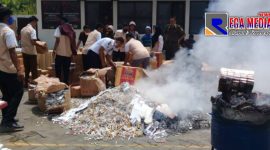 Pihak Kejari Pamekasan saat melakukan pemusnahan barang bukti tindak pidana umum dan tindak pidana khusus.