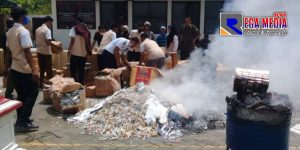 Kejari Pamekasan Bakar Ribuan Barang Bukti