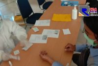 Salah satu karyawan Universitas Trunojoyo Madura (UTM) saat dilakukan rapid test.