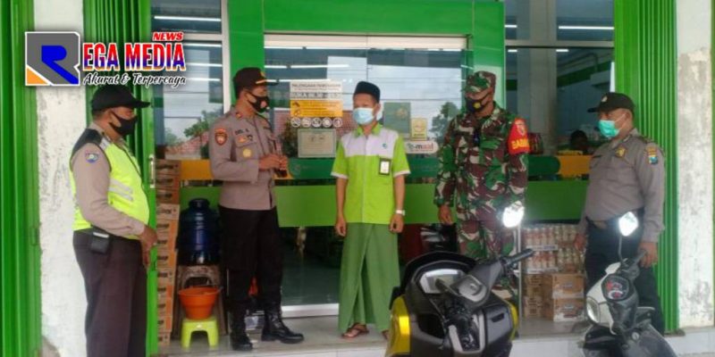 Pihak Kepolisian bersama TNI di Palengaan saat melakukan pengecekan penerapan prokes salah satu pertokoan.