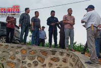 Anggota Komisi III DPRD Kabupaten Sampang saat sidak ke dua lokasi proyek peningkatan struktur jalan kabupaten.