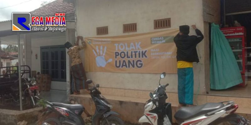 Salah satu pemasangan banner tolak politik uang di Rubaru, Sumenep.