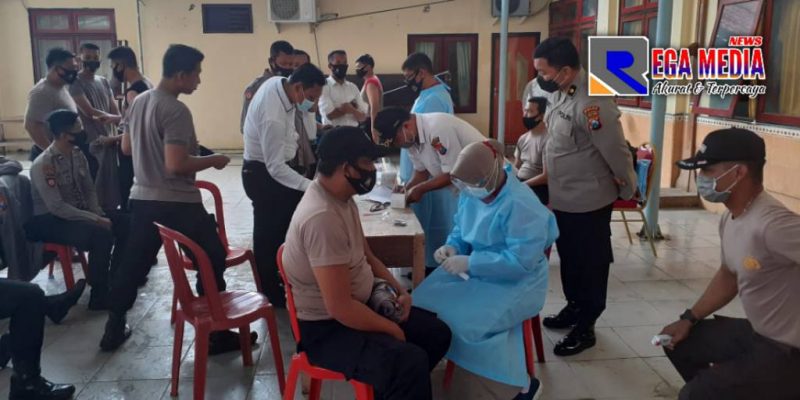 Biddokkes Polda Jatim saat melakukan vaksinasi influenza kepada personel Polres Sampang.