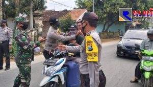 Polisi Tindak Pelanggar Prokes di Proppo Pamekasan