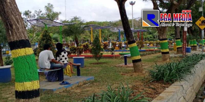 Dok: terlihat sepasang pria dan wanita tengah mesra berduaan di Taman Wiyata Bahari, Sampang.