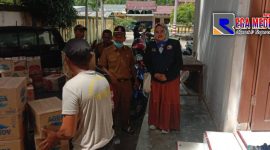 Pihak dinas sosial saat melihat penyaluran bantuan masa panik kepada warga Trumon/Aceh Selatan yang panik.