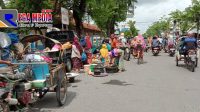 Dampak Banjir, Sebagian Pedagang Pasar Srimangunan Sampang Pilih Berjualan Dipinggir Jalan