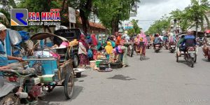 Dampak Banjir, Sebagian Pedagang Pasar Srimangunan Sampang Pilih Berjualan Dipinggir Jalan