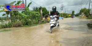 Jalan Raya Kamoning Sampang Jadi Langganan Banjir