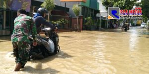 Aksi Babinsa Dorong Motor Mogok Ditengah Banjir Sampang