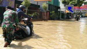 Aksi Babinsa Dorong Motor Mogok Ditengah Banjir Sampang