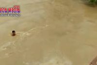 Tampak seorang pemuda terseret arus sungai di Arosbaya, Bangkalan.
