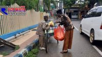 Jum’at Berkah, Bani Foodcourt Edukasi Prokes Sambil Berbagi Pada Abang Becak di Pamekasan