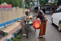 Saat bagi-bagi makanan gratis oleh Bani Foodcourt kepada abang becak di Pamekasan