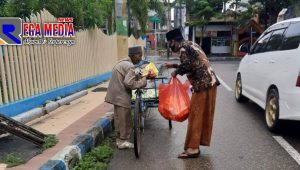 Jum’at Berkah, Bani Foodcourt Edukasi Prokes Sambil Berbagi Pada Abang Becak di Pamekasan