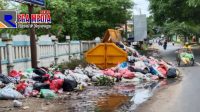 Tumpukan Sampah Dipinggir Jalan Raya Ketapang Dibiarkan Membusuk