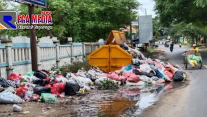 Tumpukan Sampah Dipinggir Jalan Raya Ketapang Dibiarkan Membusuk