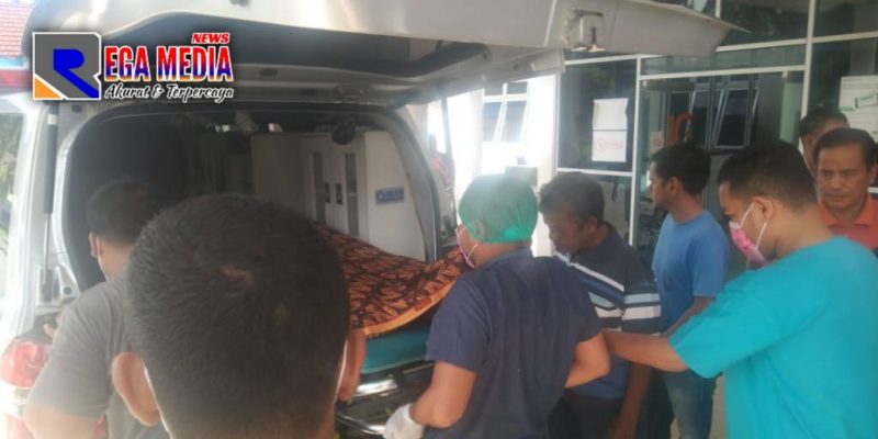 Petugas rumah sakit dan sejumlah warga tengah mengankat jenazah korban ke ambulance dan dibawa ke rumah sakit.