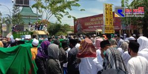 Massa Simpatisan Habib Rizieq Kepung Mapolres Sampang, Tuntut IB HRS Dibebaskan