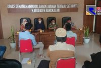 Warga saat mendatangi kantor Dinas Penanaman Modal dan Pelayanan Terpadu Satu Pintu (DPMPTSP) Kab.Bangkalan.