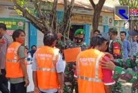 Tampak sejumlah pengunjung Pantai Camplong (tidak menggunakan masker) diberi sanksi dan berpakaian rompi orange bertuliskan 