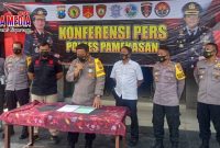 Kapolres Pamekasan (AKBP Apip Ginanjar) saat melaksanakan konferensi pers akhir tahun 2020.
