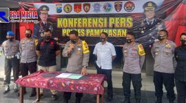 Kapolres Pamekasan (AKBP Apip Ginanjar) saat melaksanakan konferensi pers akhir tahun 2020.