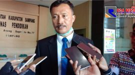Plt Kepala Dinas Pendidikan Kabupaten Sampang (H. Nor Alam) saat diwawancara awak media.