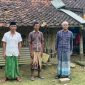 Wakil Ketua Komisi II DPRD Kabupaten Sampang (Alan Kaisan) saat menyambangi Misduli warga yang tinggal dirumah tak layak huni.