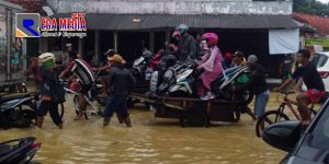 Sepeda Motor Terobos Banjir Blega Dipapah Gerobak