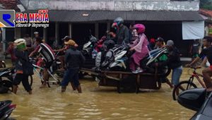 Sepeda Motor Terobos Banjir Blega Dipapah Gerobak