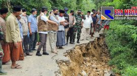 Bupati Bangkalan (R. Abdul Latif Amin Imron) mengecek langsung longsor dan amblesnya  jalan ruas kabupaten.