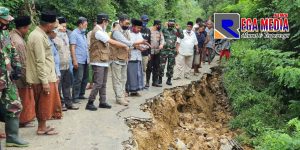Jalan Sepanjang 45 Meter di Bangkalan Ambles dan Longsor