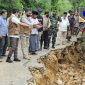 Bupati Bangkalan (R. Abdul Latif Amin Imron) mengecek langsung longsor dan amblesnya  jalan ruas kabupaten.