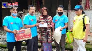 Rega Media News Berikan Bantuan Sembako dan Uang Tunai Kepada Nenek Mardinep