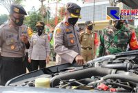 Polres Sampang saat memeriksa kelengkapan kendaraan