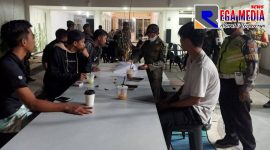 Aparat saat melakukan operasi yustisi disalah satu cafe di Pamekasan